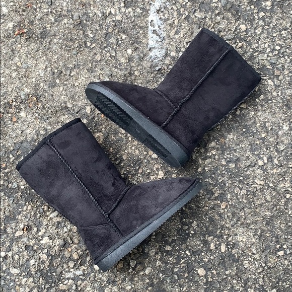 Kids Black Plain Slip On Ugg Like Boots - Picture 1 of 4